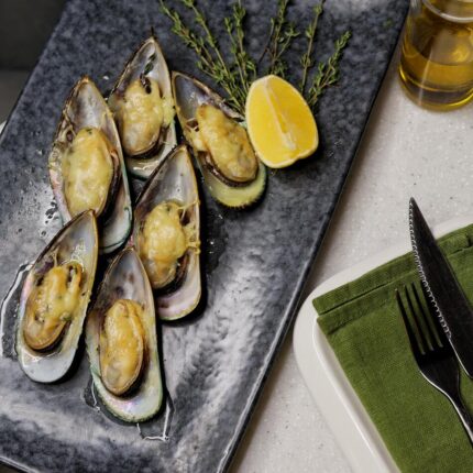 Новозеландские мидии с белым вином и сыром