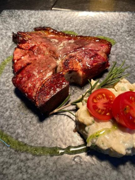 Пряный стейк из говядины с картофельным салатом