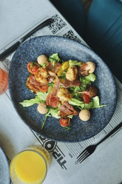 Салат с креветками и панчеттой