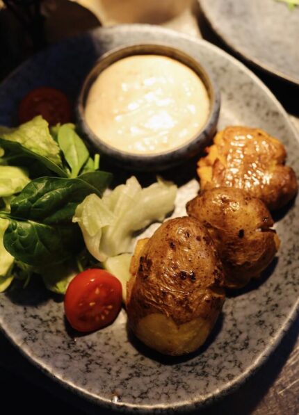 Картофель по-домашнему с ореховым соусом