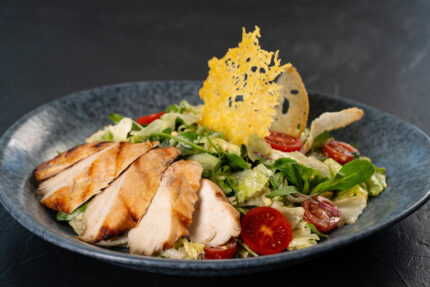 Цезарь с куриным филе гриль