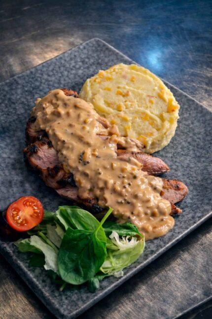 Свиная вырезка с картофельно-кукурузным пюре