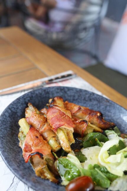 Спаржа в беконе